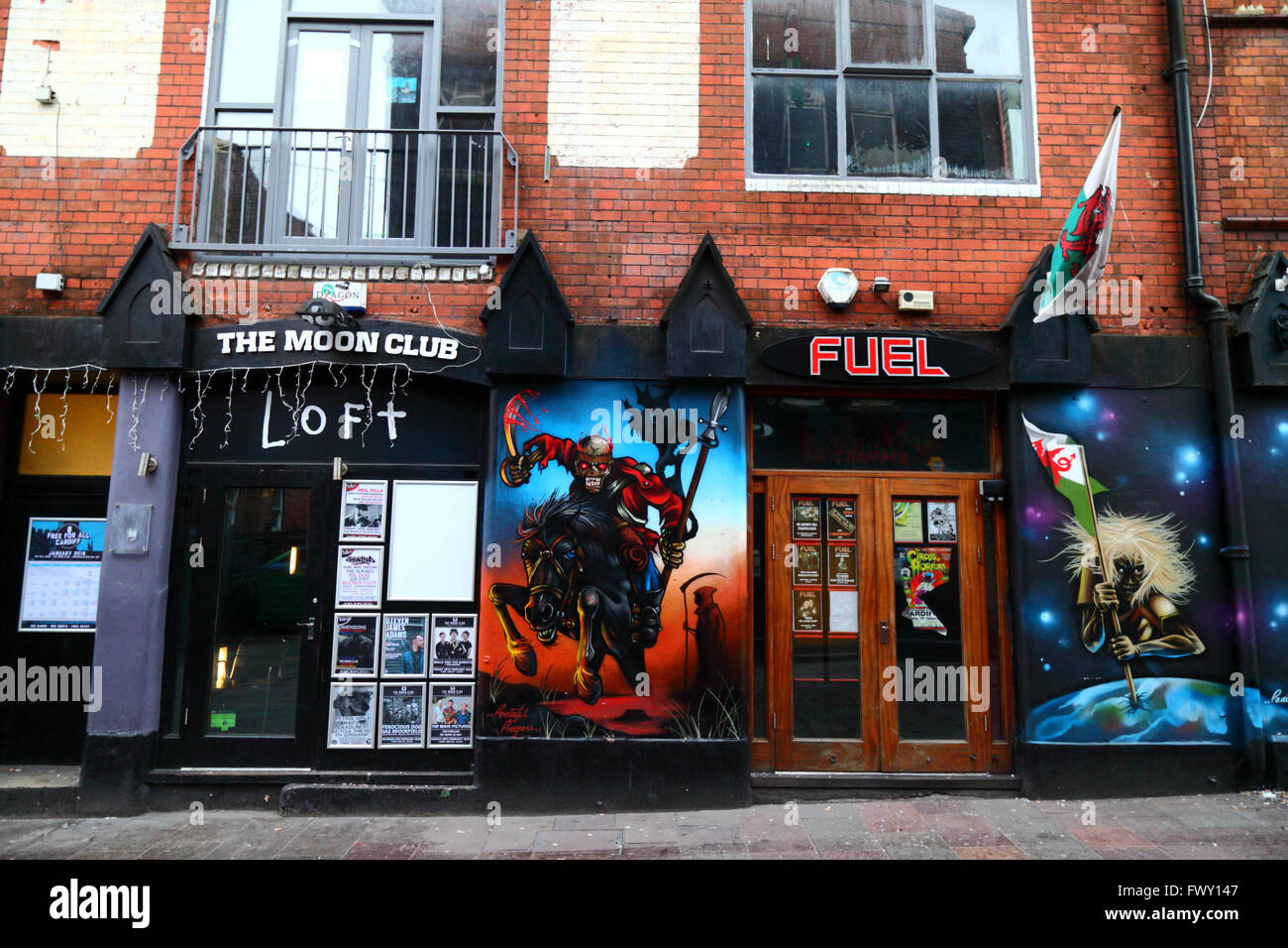 Iron Maiden murali a tema fuori di combustibile e Luna Piena clubs, Womanby Street, Cardiff, South Glamorgan, Wales, Regno Unito Foto Stock