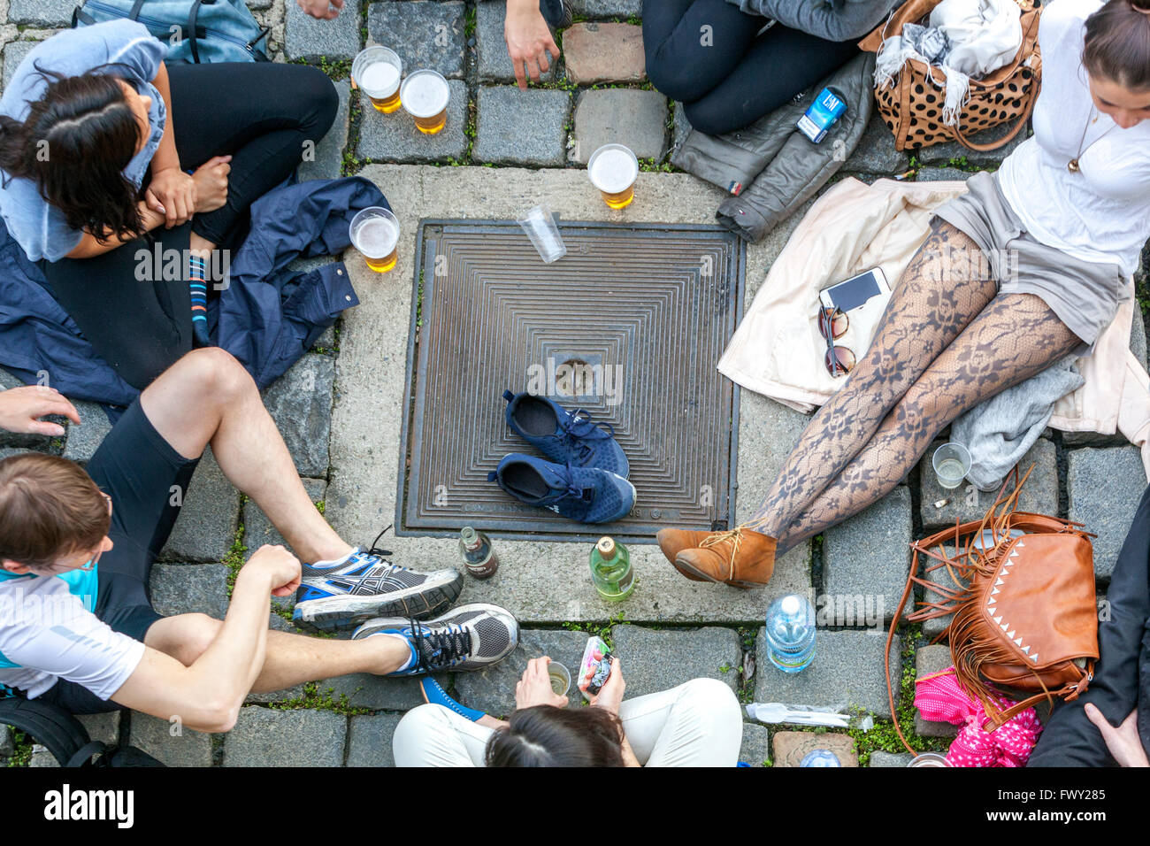 Giovani incontrare amici strada picnic partito Praga City lifestyle Repubblica Ceca agghiacciante fuori vista Foto Stock