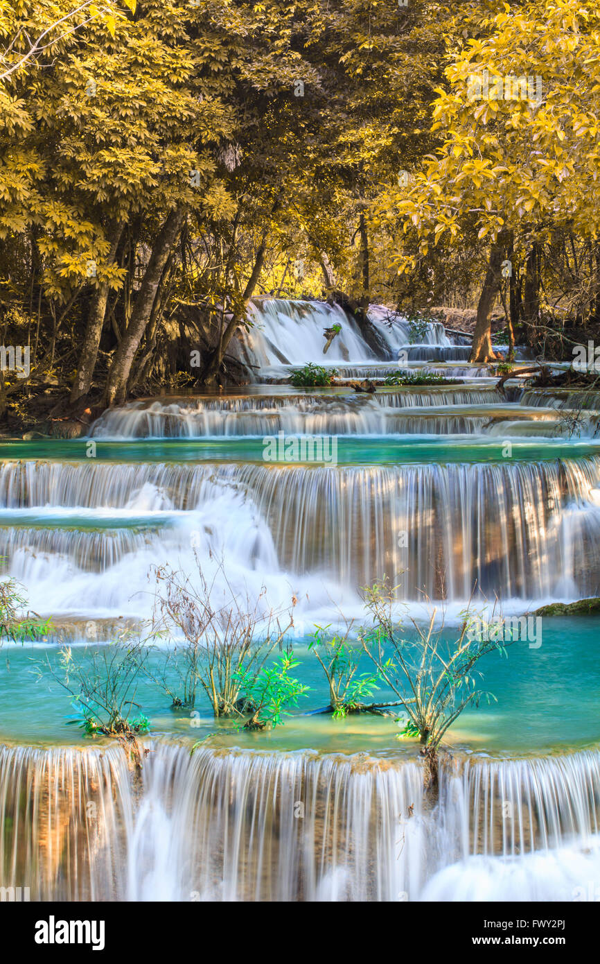 Le cascate di Deep Forest a Huai Mae Khamin cascata nel Parco Nazionale di Kanchanaburi Thailandia Foto Stock