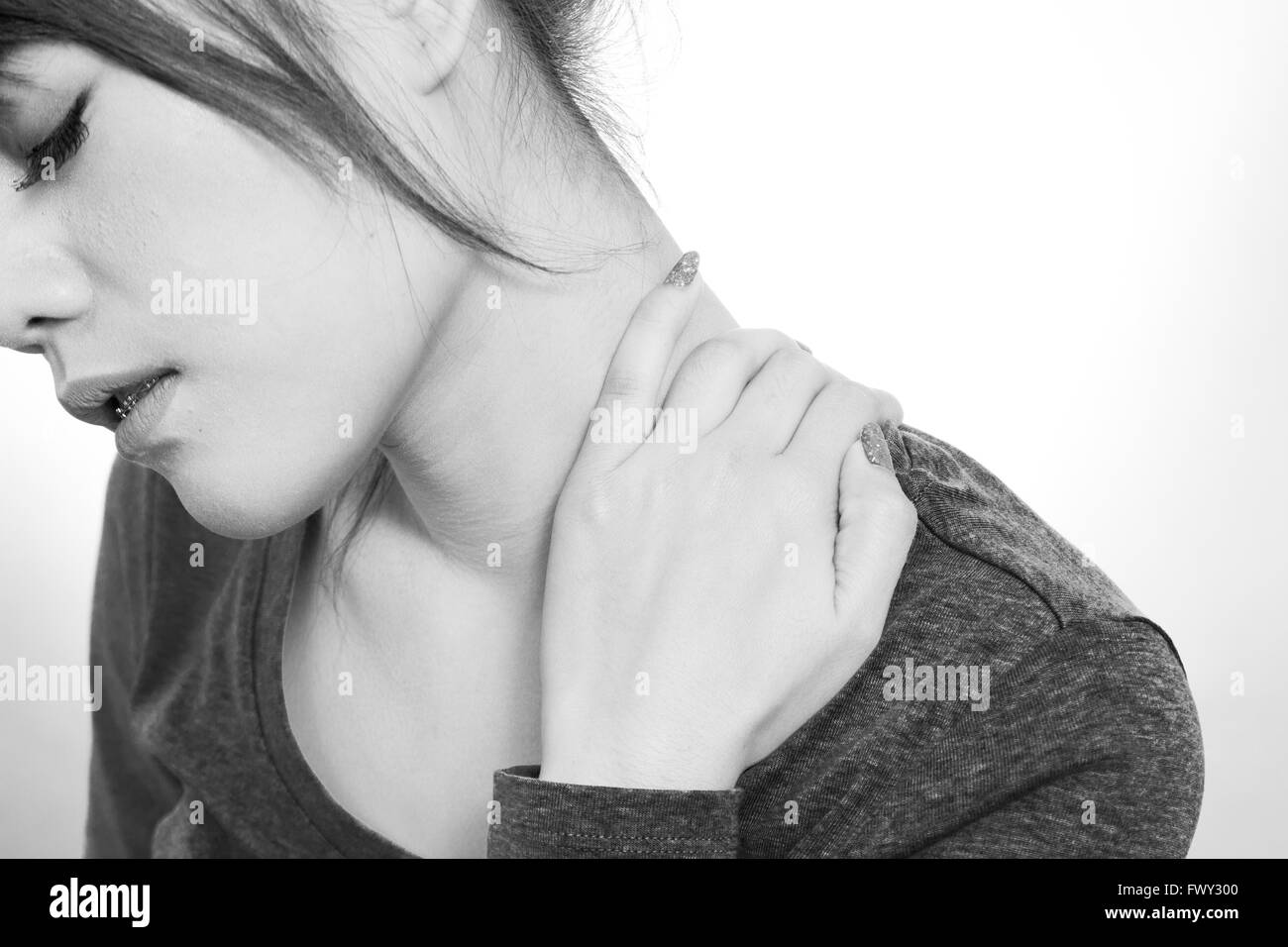 Giovane donna tenendo collo nel dolore e disagio Foto Stock