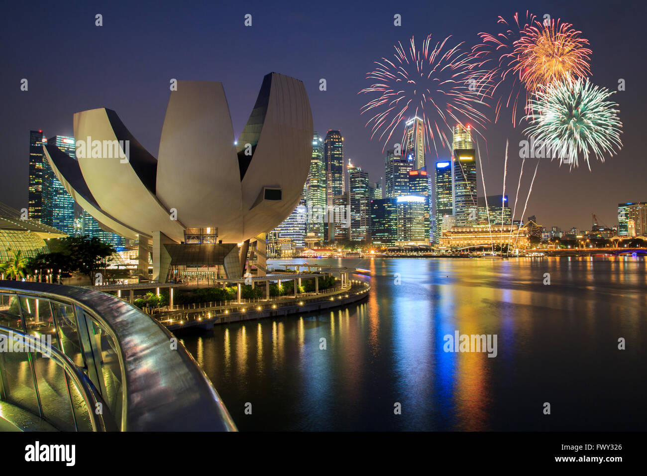 Fuochi d'artificio su Marina Bay a Singapore il giorno nazionale celebrazione di fuochi d'artificio Foto Stock