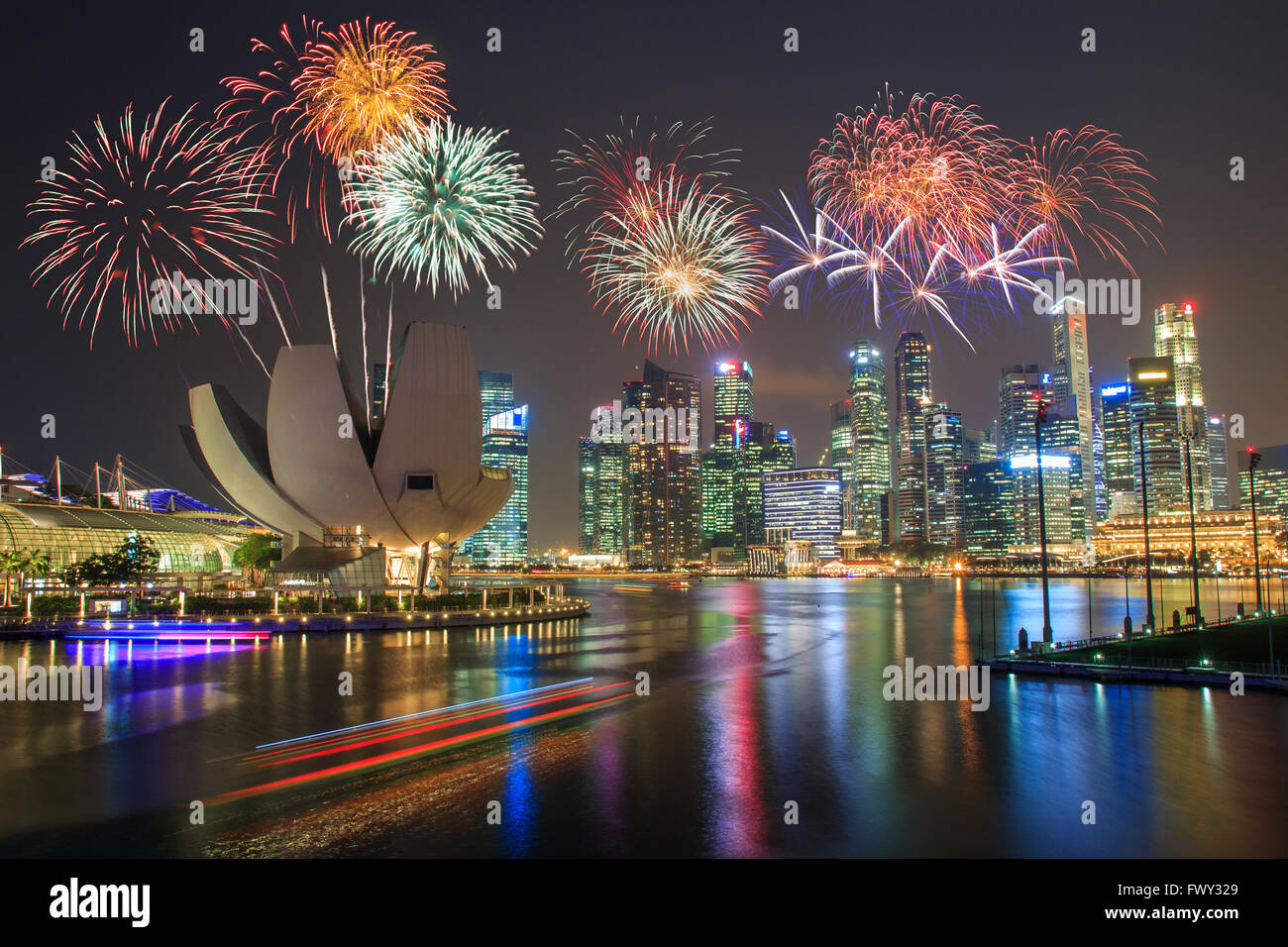 Fuochi d'artificio su Marina Bay a Singapore il giorno nazionale celebrazione di fuochi d'artificio Foto Stock