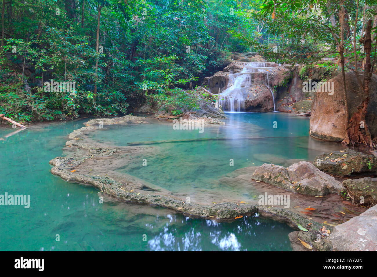 Le cascate di Deep Forest a Erawan cascata nel Parco Nazionale di Kanchanaburi Thailandia Foto Stock