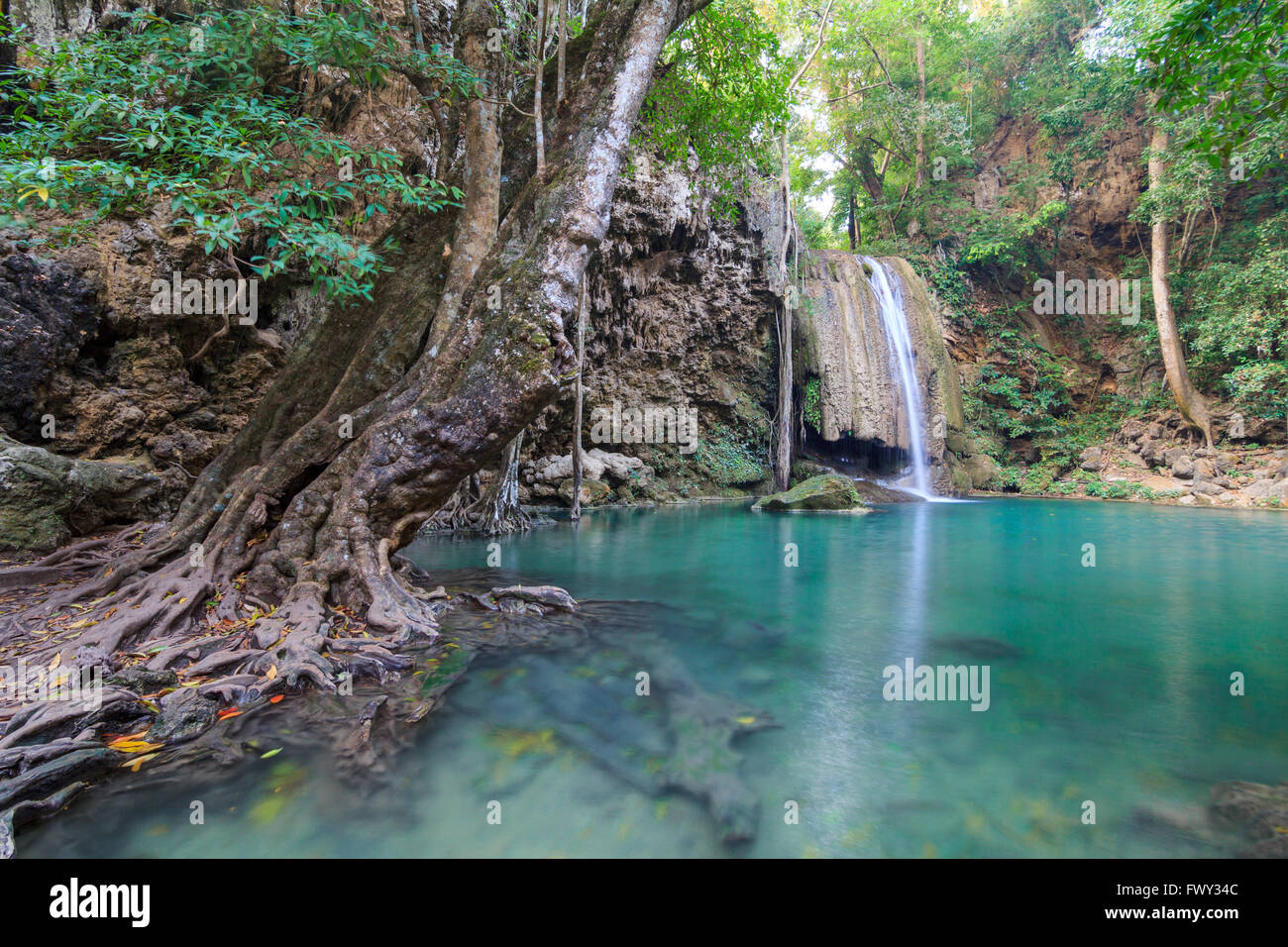 Le cascate di Deep Forest a Erawan cascata nel Parco Nazionale di Kanchanaburi Thailandia Foto Stock