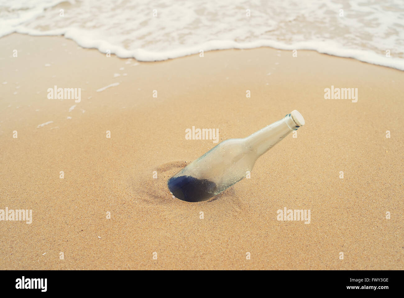 Bottiglia su una spiaggia tropicale Foto Stock