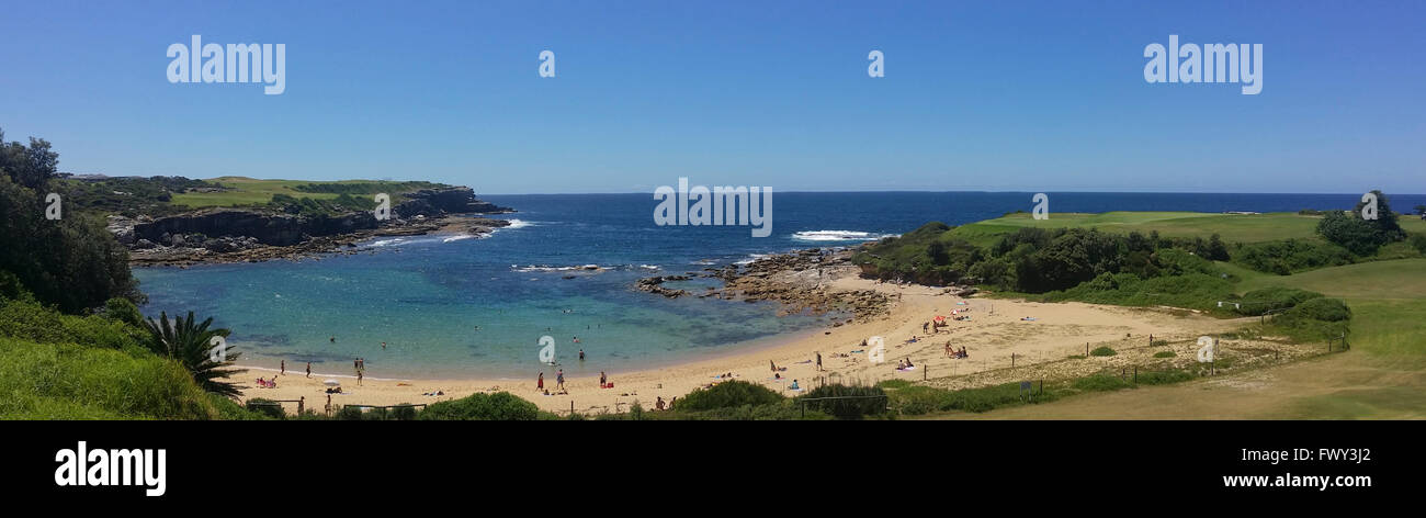 Little Bay in NSW, Australia, è una spiaggia di forma semicircolare e racchiusi da promontori a sud e a nord. Le sue strette ent Foto Stock