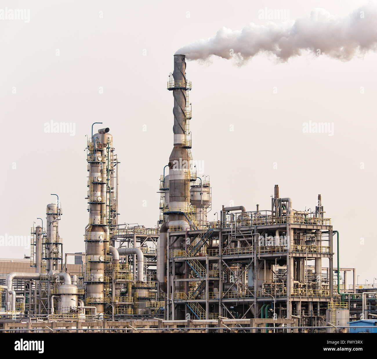 Trattamento dei gas fabbrica. paesaggio con l'industria del petrolio e del gas Foto Stock