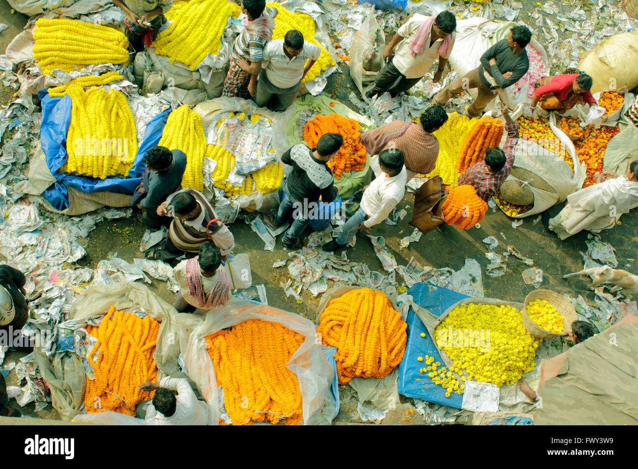 Il mercato dei fiori vicino a quella di Howrah bridge, Calcutta, India. Foto Stock