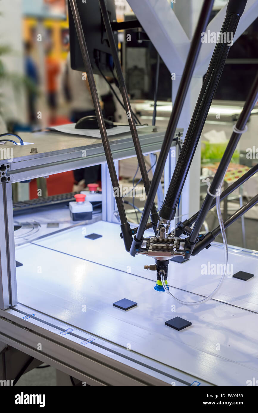 Robot industriale a lavorare in fabbrica,Conveyor tracking Controler di mano robotica. Foto Stock