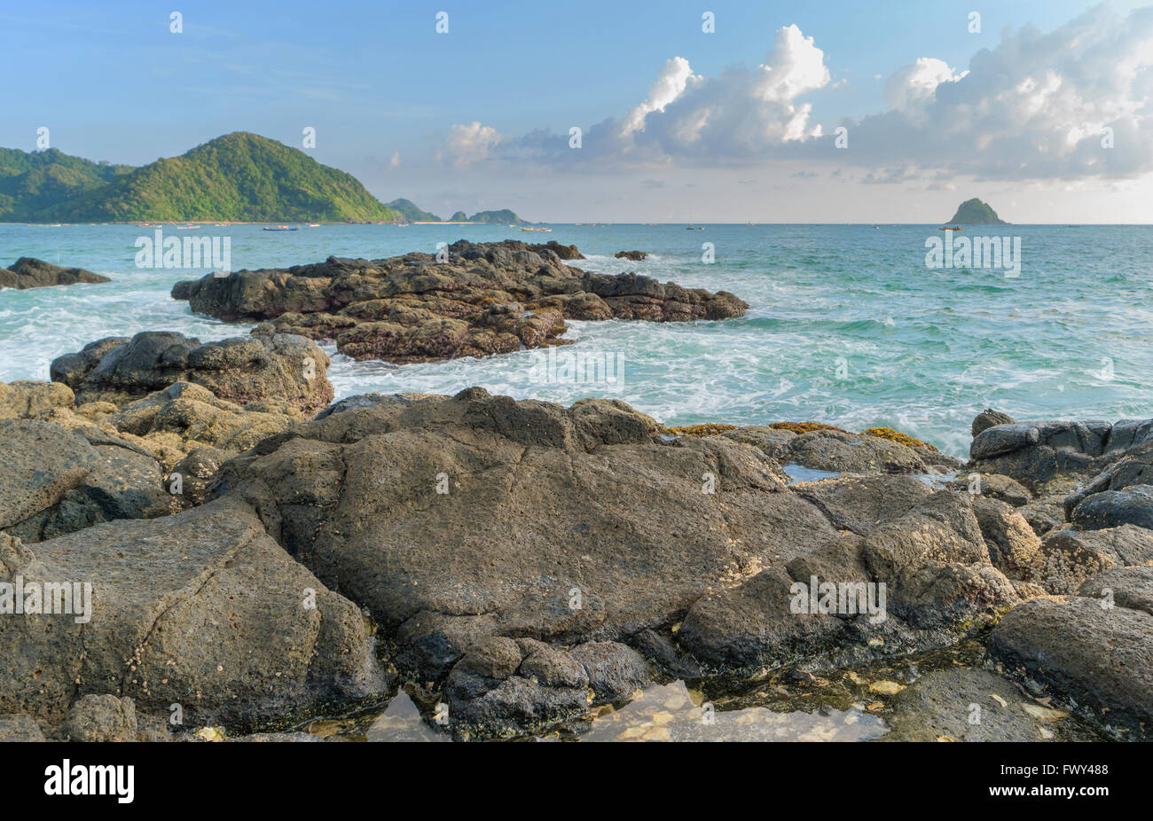 Roccia naturale con acqua forte onda al Belanak Beach, Lombok, Indonesia Foto Stock