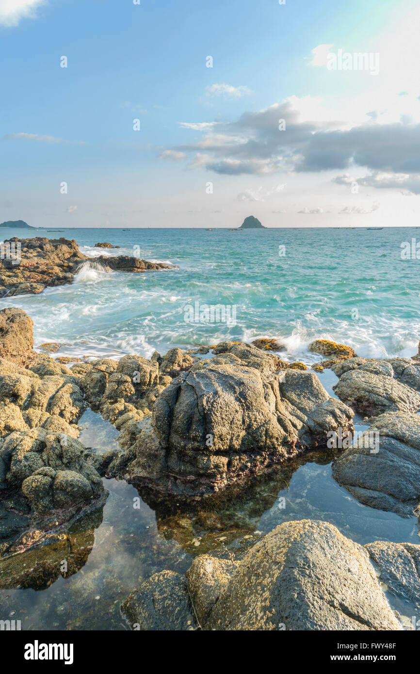 Roccia naturale con acqua forte onda al Belanak Beach, Lombok, Indonesia Foto Stock