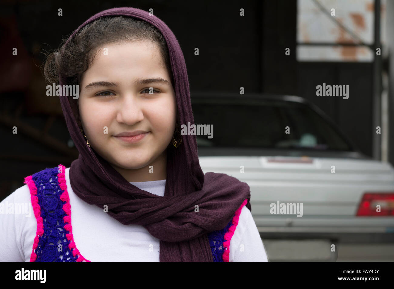 Ritratto di adolescenti bella ragazza indossando il tradizionale tessuto lavorato a maglia con scialle e poste per la fotocamera Foto Stock