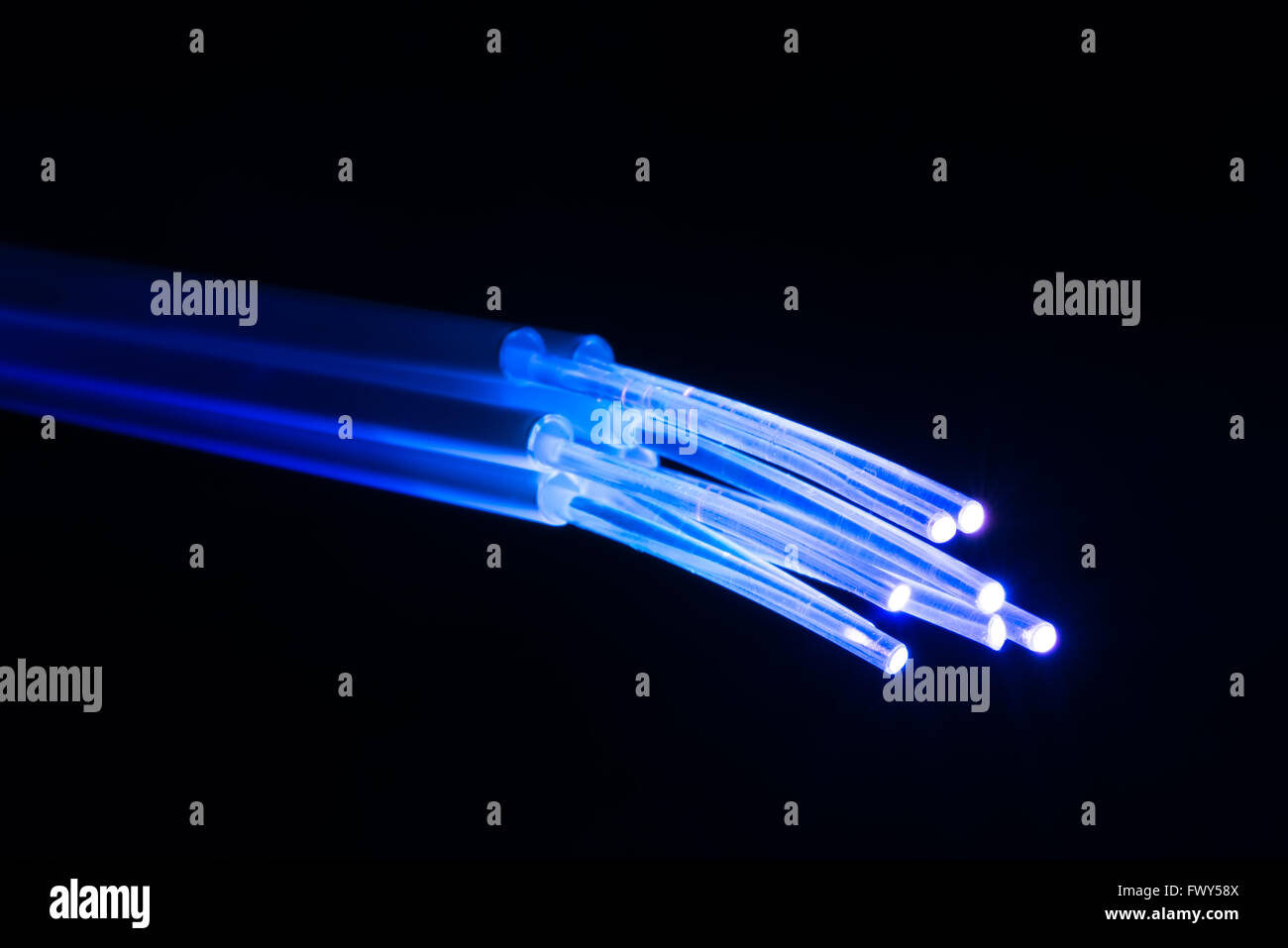 Fibre ottiche dinamic battenti dal profondo su sfondo di tecnologia Foto Stock