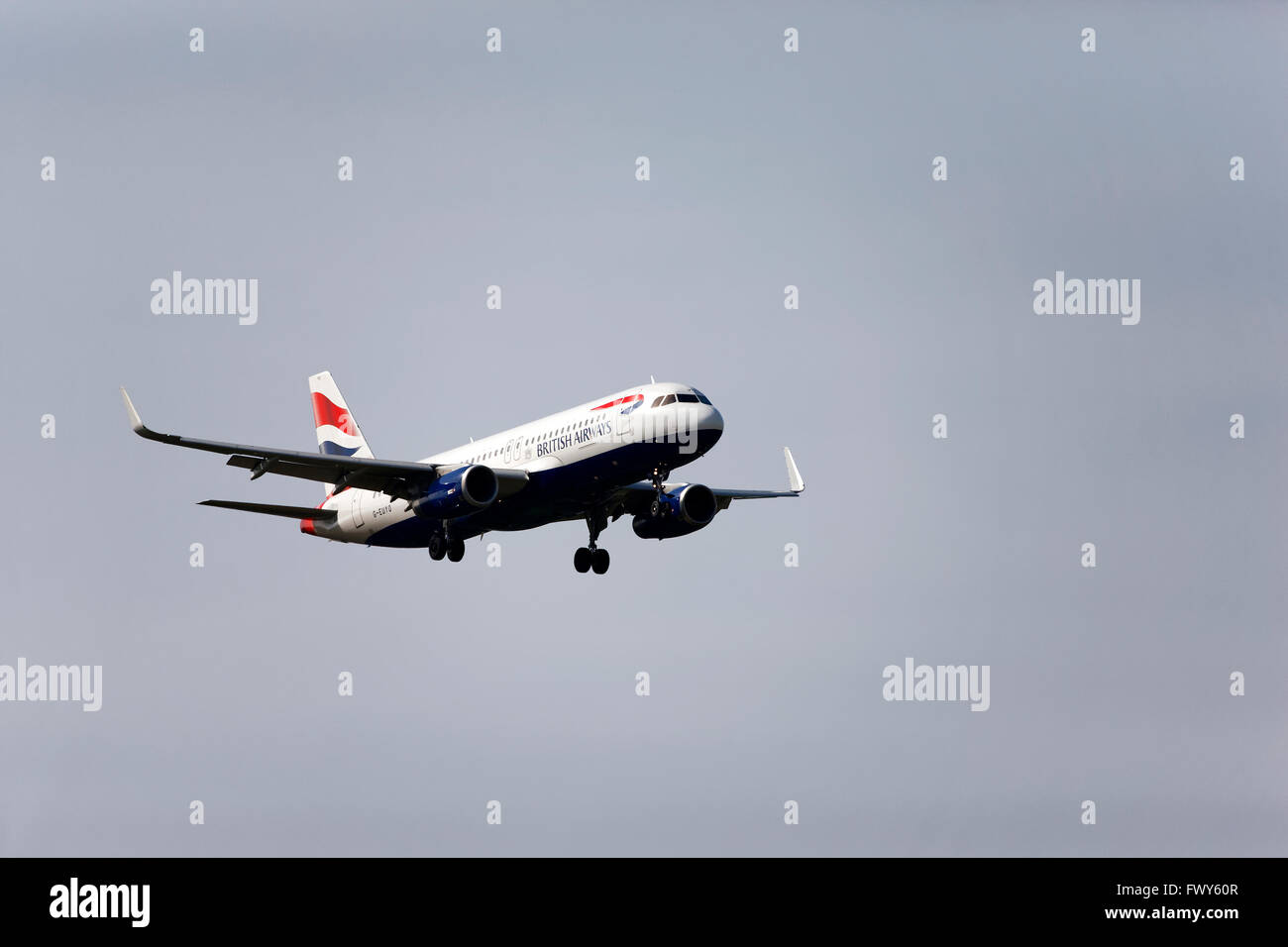 British Airways Airbus A320-232 su sbarco approccio all'Aeroporto Franz Josef Strauss di Monaco di Baviera, Baviera, Germania, Europa. Foto Stock