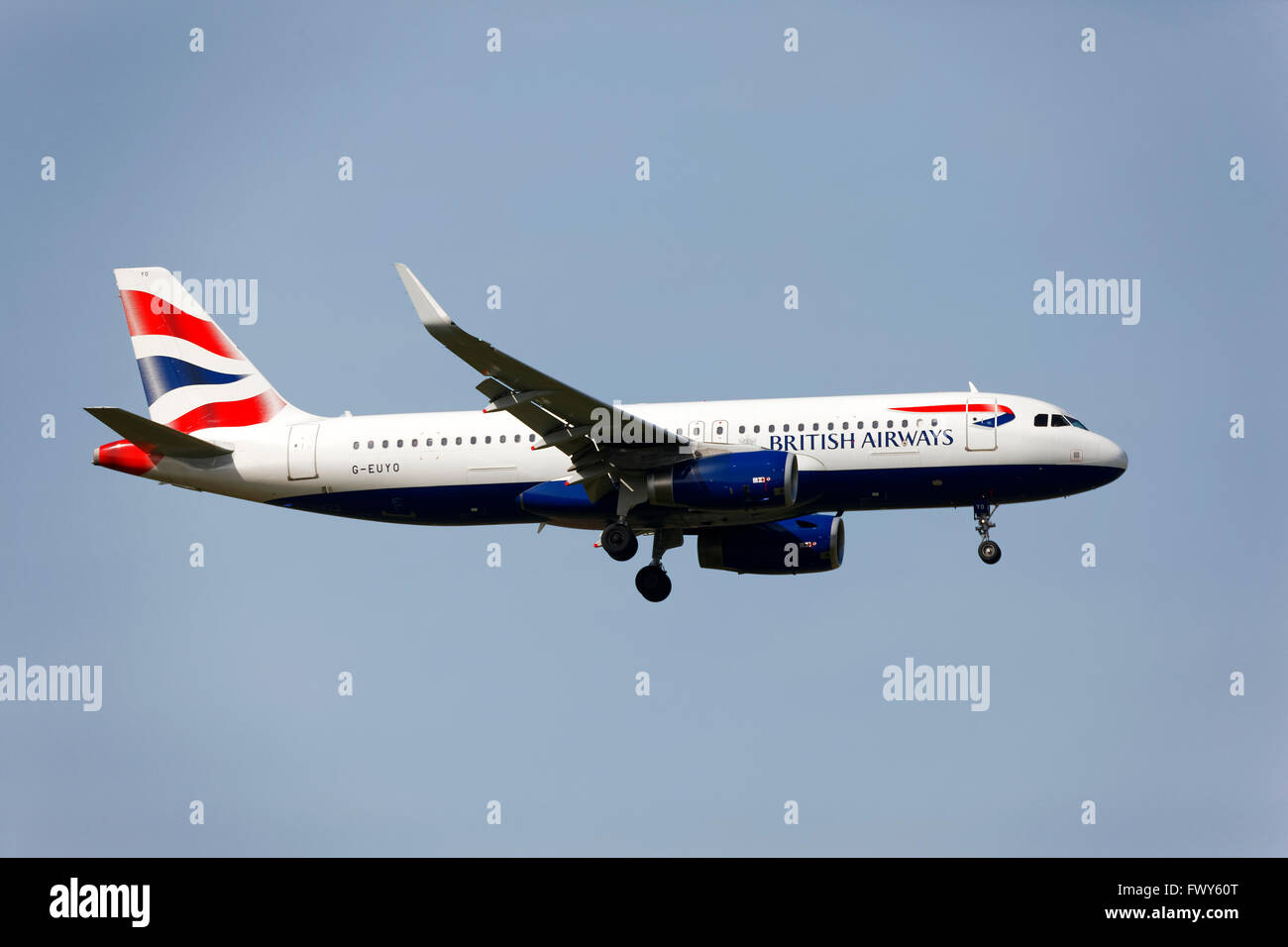 British Airways Airbus A320-232 su sbarco approccio all'Aeroporto Franz Josef Strauss di Monaco di Baviera, Baviera, Germania, Europa. Foto Stock