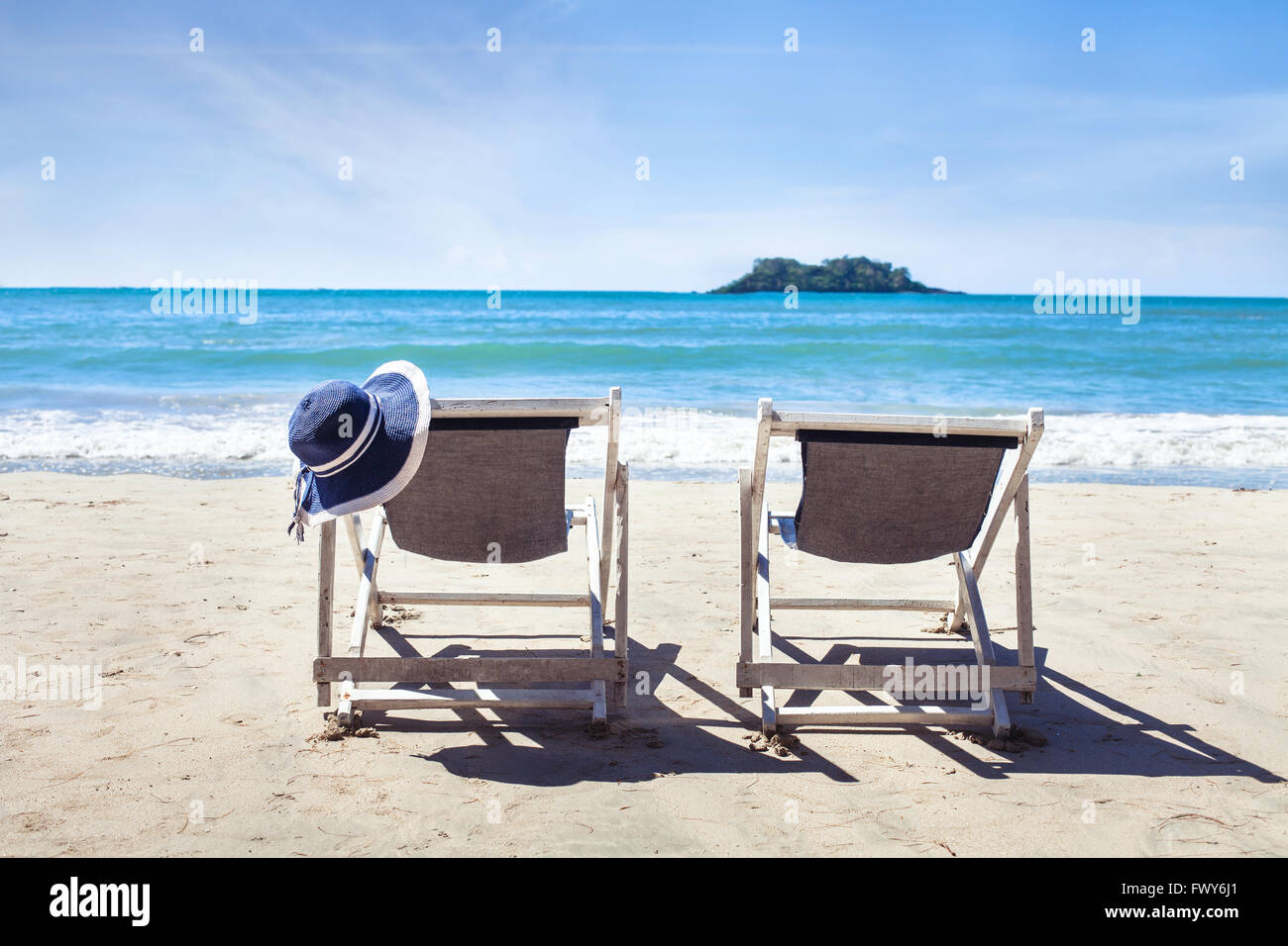 Vacanze estive sulla Paradise Beach, due sedie a sdraio vicino al mare, vacanze in famiglia Foto Stock