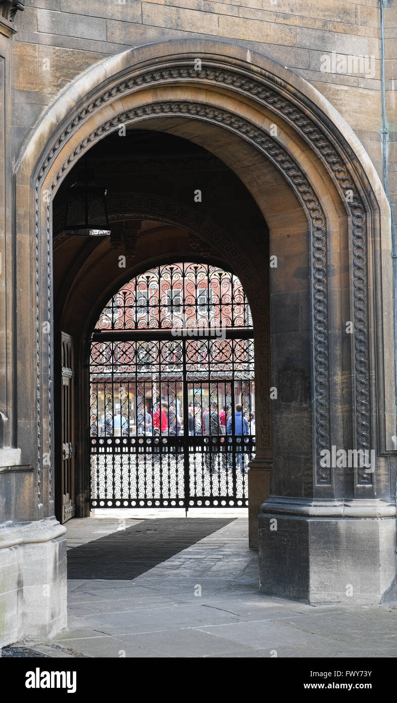 Bloccate cancello di ferro al college di Gonville e Caio, Cambridge, uno dei più ricchi, e uno dei più antichi. Foto Stock