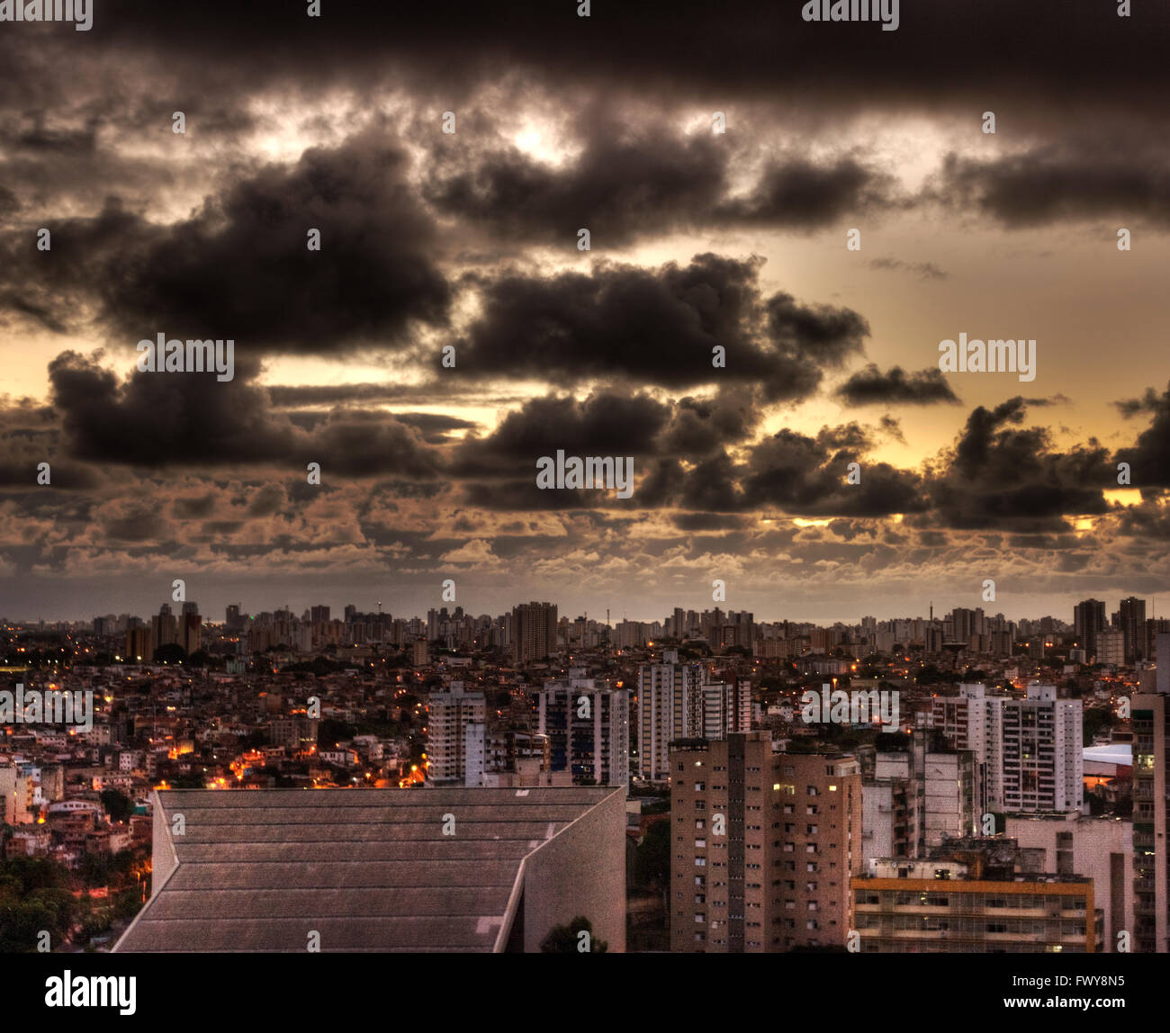 Paesaggio urbano panoramico di Salvador con cielo drammatico all'alba, Bahia, Brasile Foto Stock