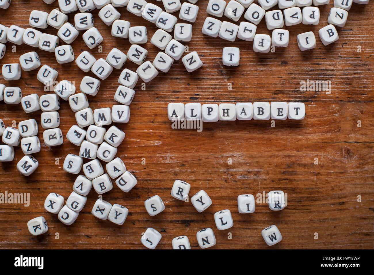 Concetto di alfabeto, la parola scritta con lettere in legno, bianco inglese il testo su sfondo scuro, ABC Foto Stock