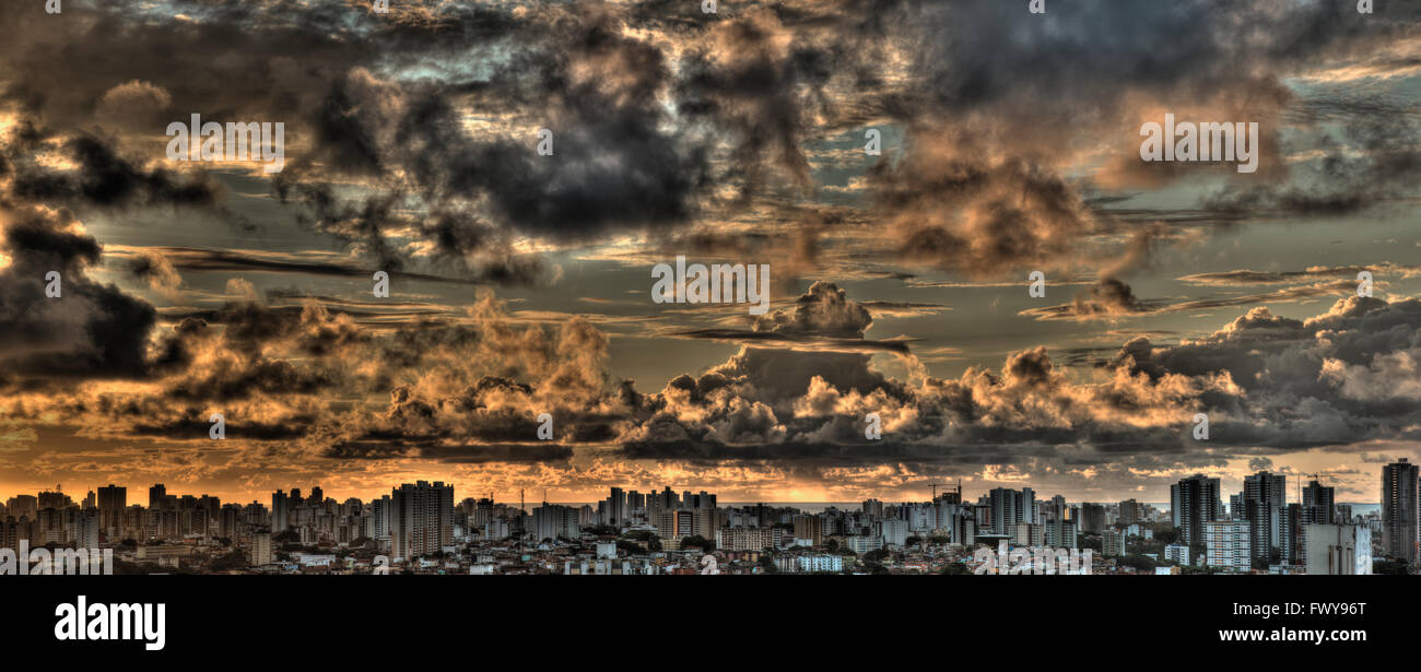 Paesaggio urbano panoramico di Salvador con cielo blu e argento e drammatiche nuvole all'alba, Bahia, Brasile Foto Stock