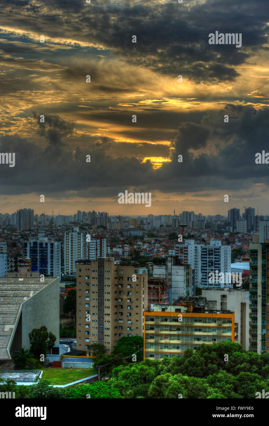 Paesaggio panoramico di Salvador con vista di Castro Alves Teather e le spettacolari nuvole al tramonto, Bahia, Brasile Foto Stock