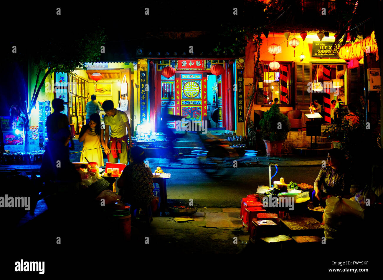 Nguyen Thai Hoc street di notte, Hoi An, Vietnam Foto Stock