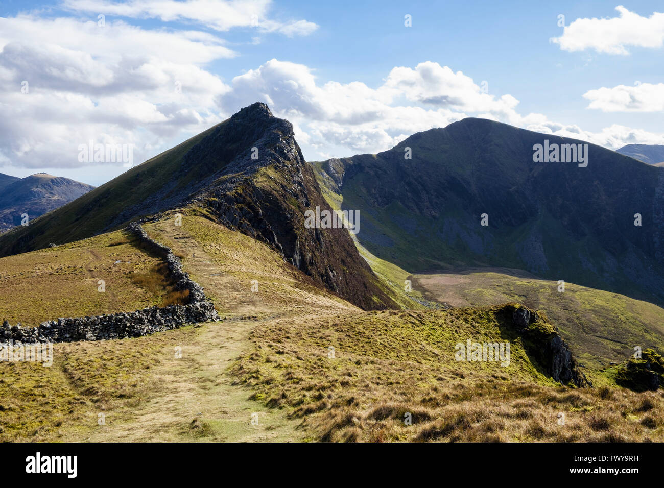 Percorso di Mynydd Drws-y-Coed e Trum y Ddysgl montagne da Y Garn sul crinale Nantlle nel Parco Nazionale di Snowdonia (Eryri). Rhyd Ddu, Gwyned Foto Stock