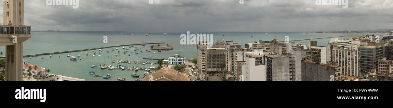 Elevador Lacerda (ascensore Lacerda) con vista sulla Baia de Todos os Santos (Baia di Sants) sullo sfondo, Salvador, Bahia, Brasile Foto Stock
