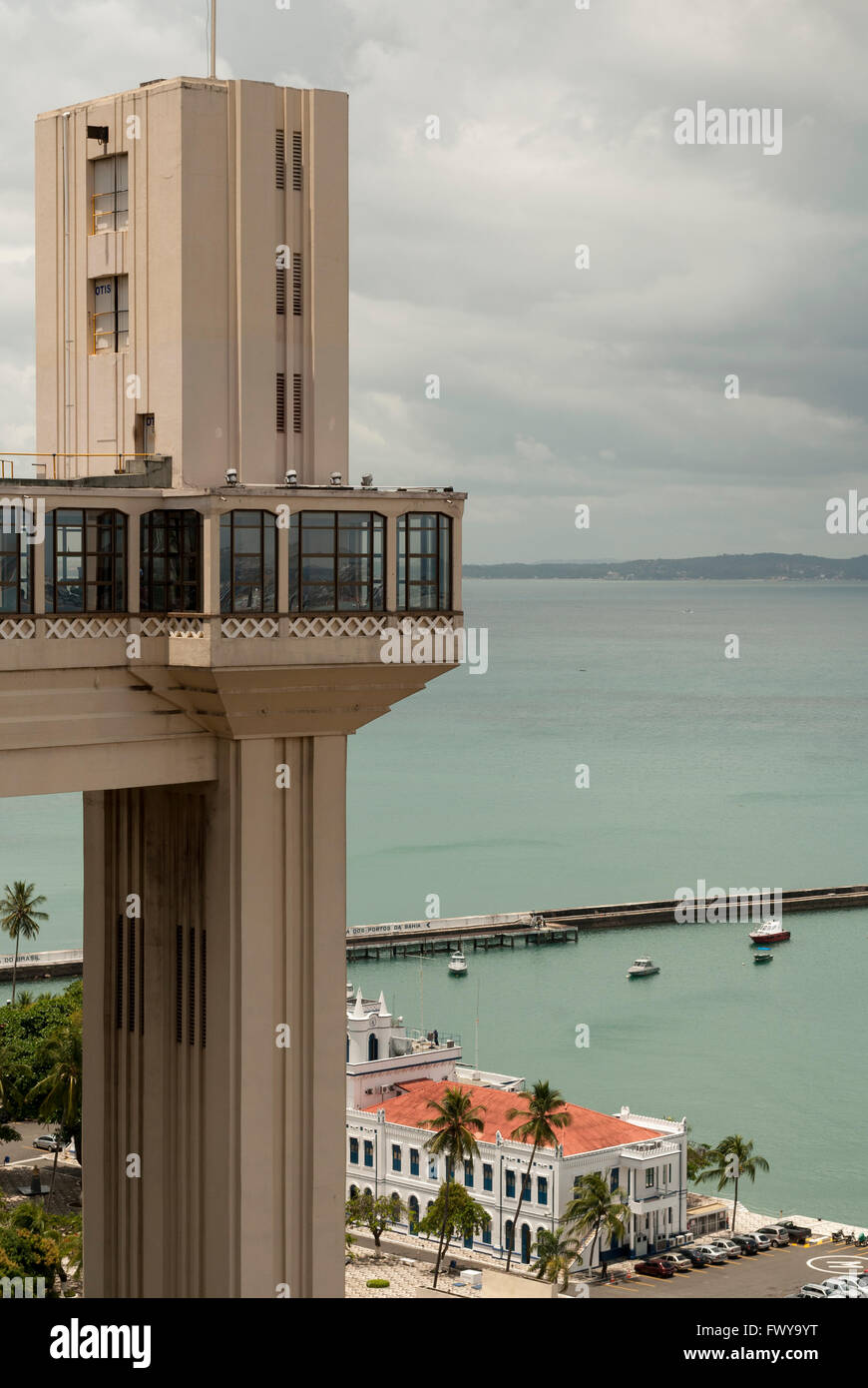 Elevador Lacerda (ascensore Lacerda) con vista sulla Baia de Todos os Santos (Baia di Sants) sullo sfondo, Salvador, Bahia, Brasile Foto Stock