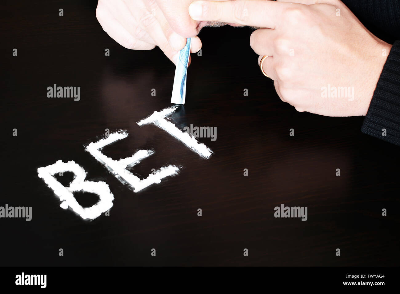 Concetto di dipendenza per le scommesse e i giochi d'azzardo con l uomo lo sniffing di cocaina Foto Stock