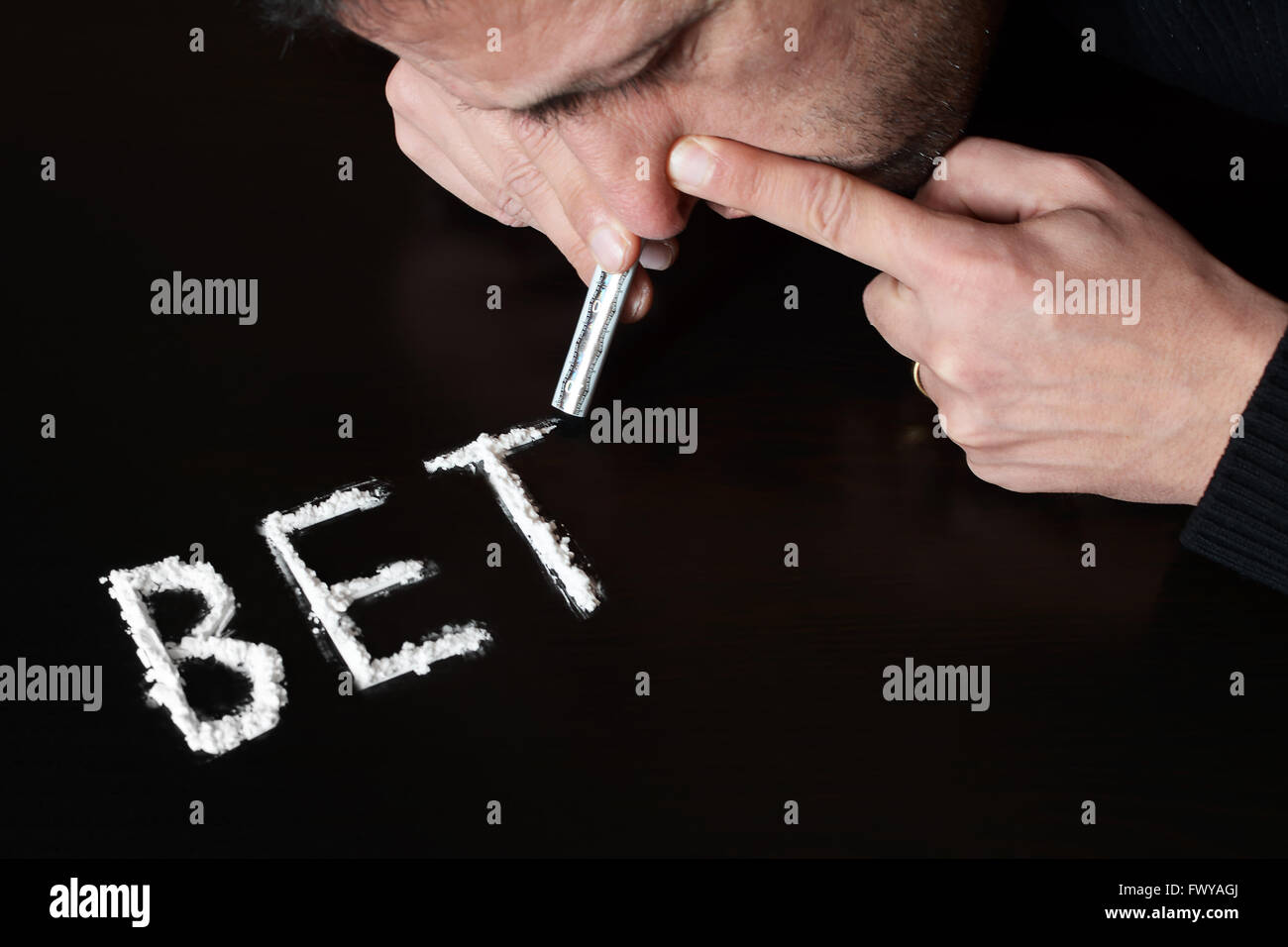 Concetto di dipendenza per le scommesse e i giochi d'azzardo con l uomo lo sniffing di cocaina Foto Stock