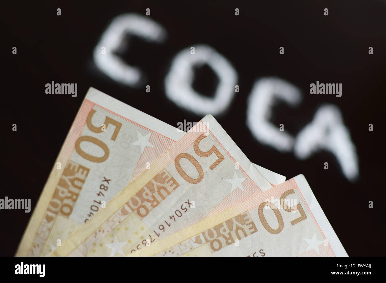 La banconota e testo COCA scritte sfocate con potenza di cocaina Foto Stock