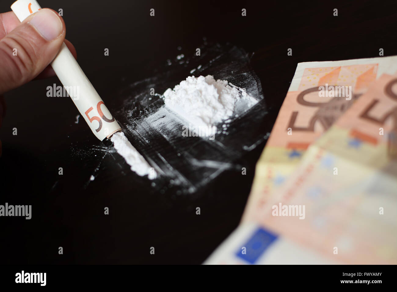 La cocaina e denaro sfocato Foto Stock