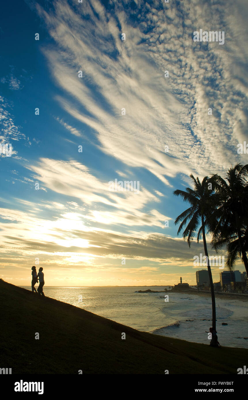 Vista di Morro de Cristo (collina del Cristo) con Farol da barra (faro di barra) sullo sfondo, Salvador, Bahia, Brasile Foto Stock