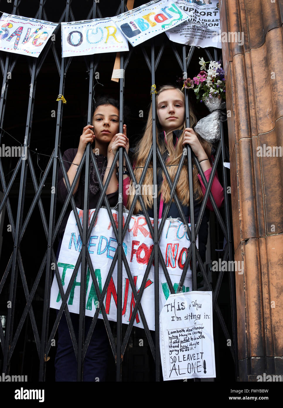 Gli attivisti contro la chiusura dal consiglio di Lambeth del Carnegie Library in Herne Hill, Londra del sud. Foto Stock