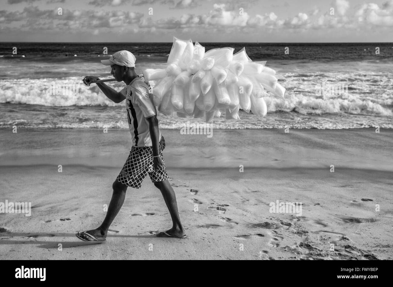 Uomo che vende caramelle di cotone sulla spiaggia, Salvador, Bahia, Brasile Foto Stock