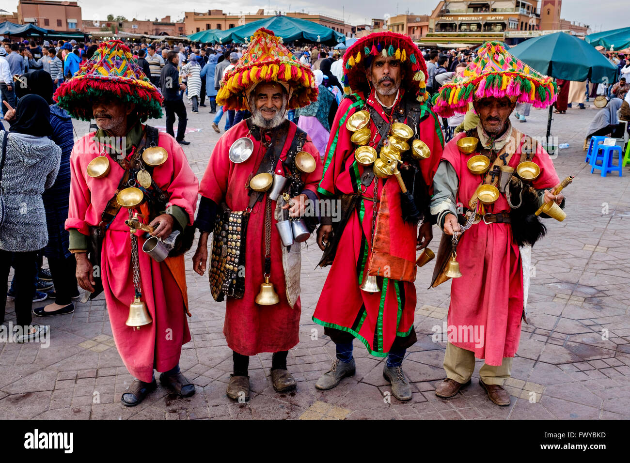 Acqua tradizionali venditori in piazza Jemaa el Fna a Marrakech, Marocco, Africa del Nord Foto Stock