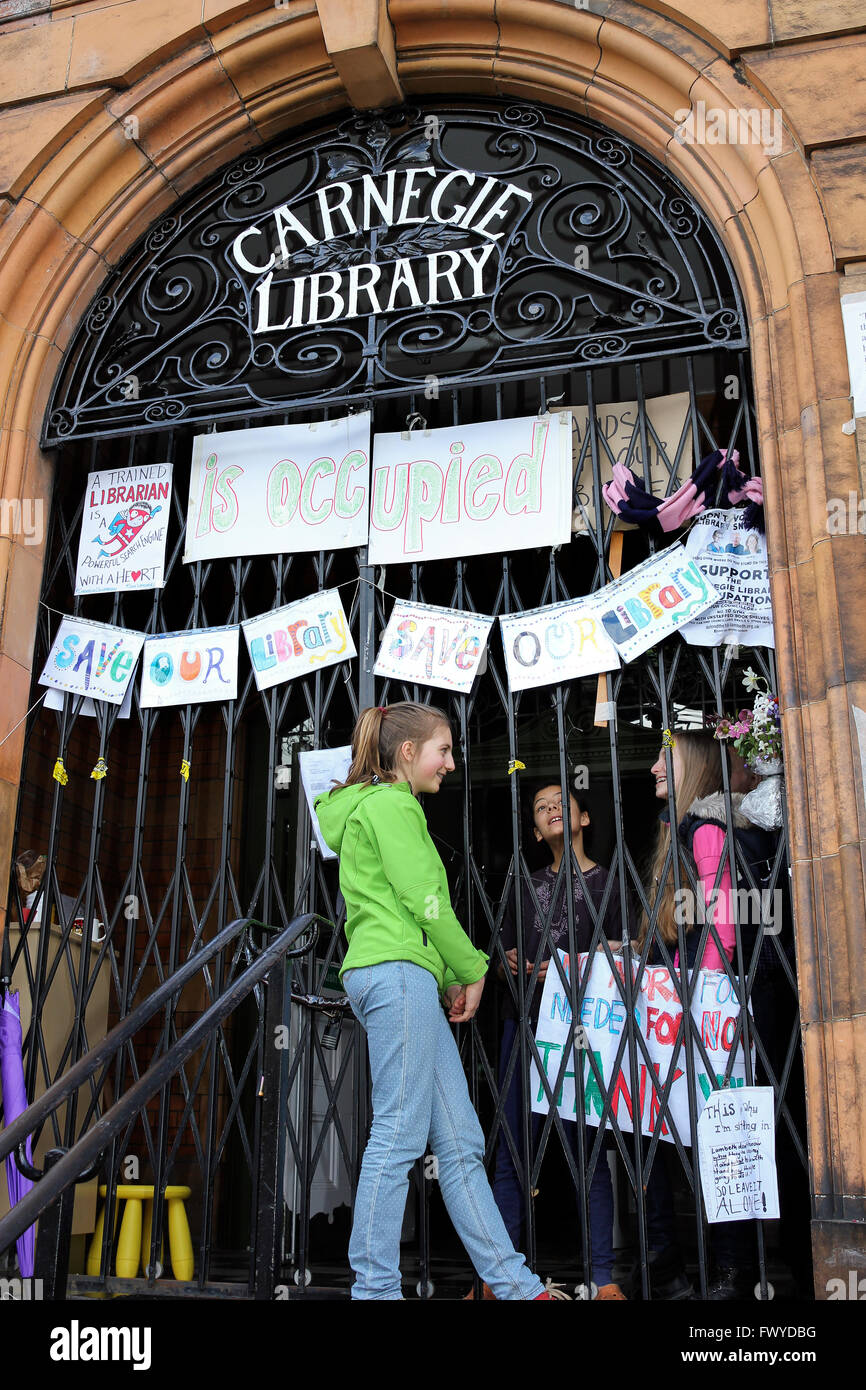 Gli attivisti contro la chiusura dal consiglio di Lambeth del Carnegie Library in Herne Hill, Londra del sud. Foto Stock