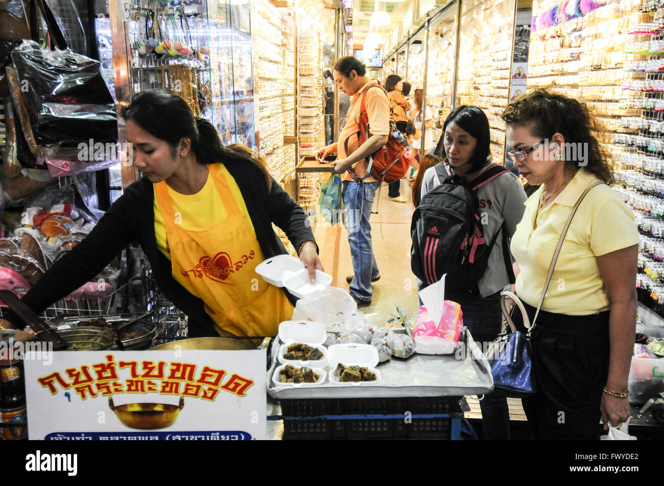 Le persone al mercato di Bangkok Foto Stock