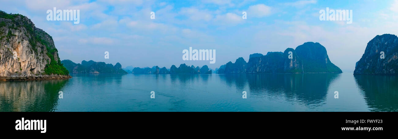 Vista panoramica della baia di Halong, Vietnam, sud-est asiatico Foto Stock