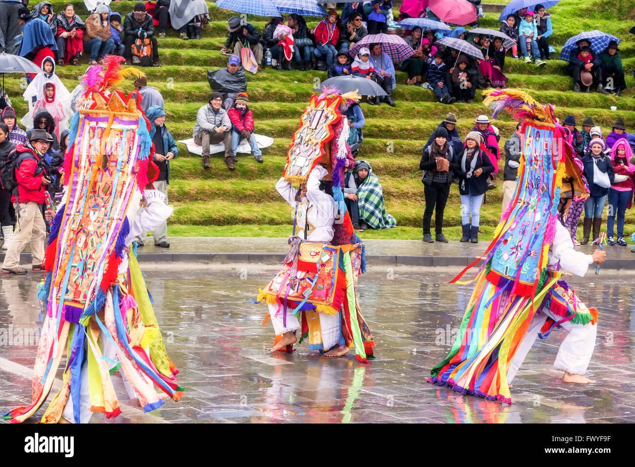Ingapirca, Ecuador - 20 Giugno 2015: ballerini non identificato con costumi indigeni celebrando Inti Raymi Foto Stock