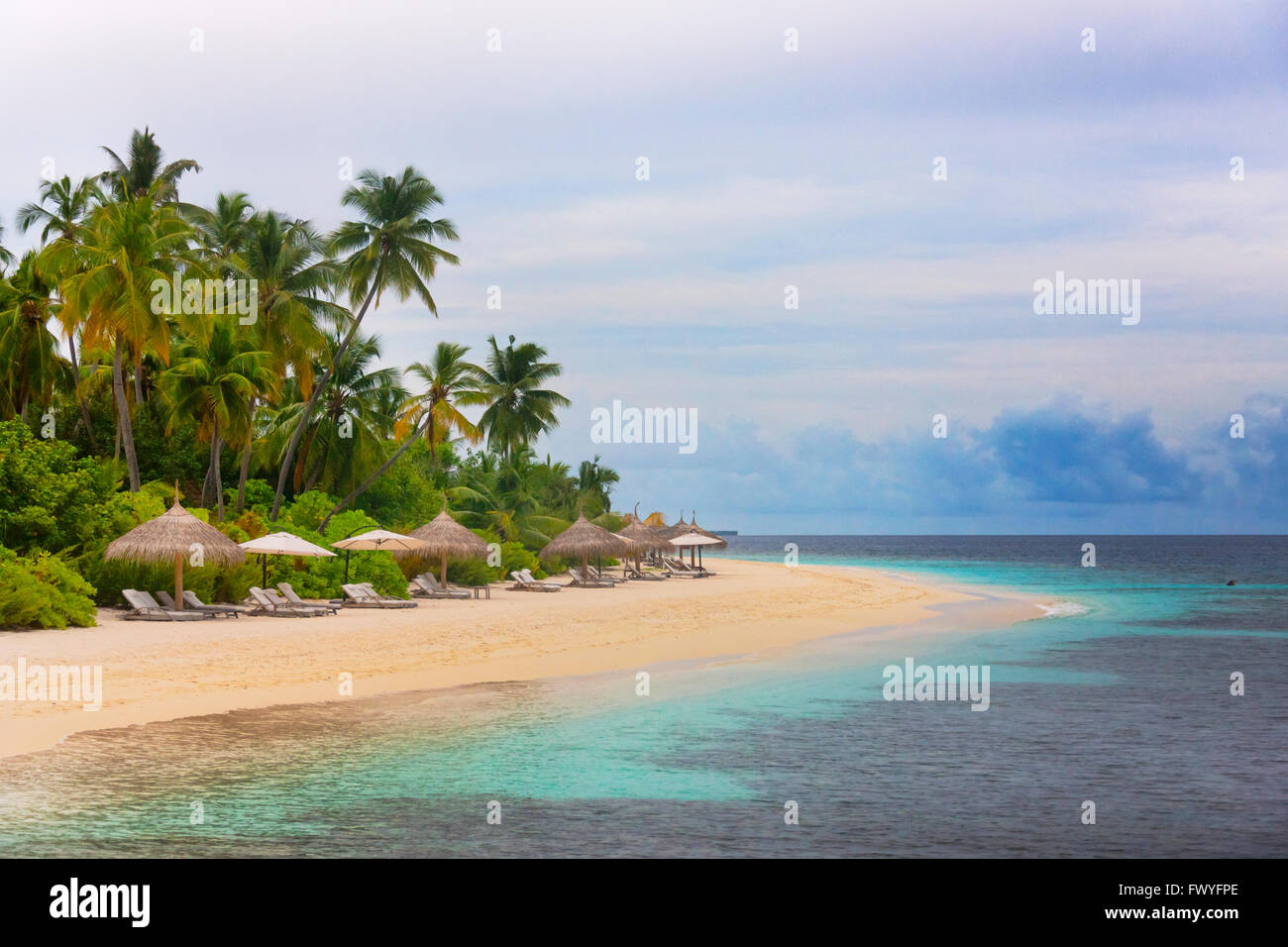 Sulla spiaggia di Gaffu Alif Atoll, Maldive Foto Stock