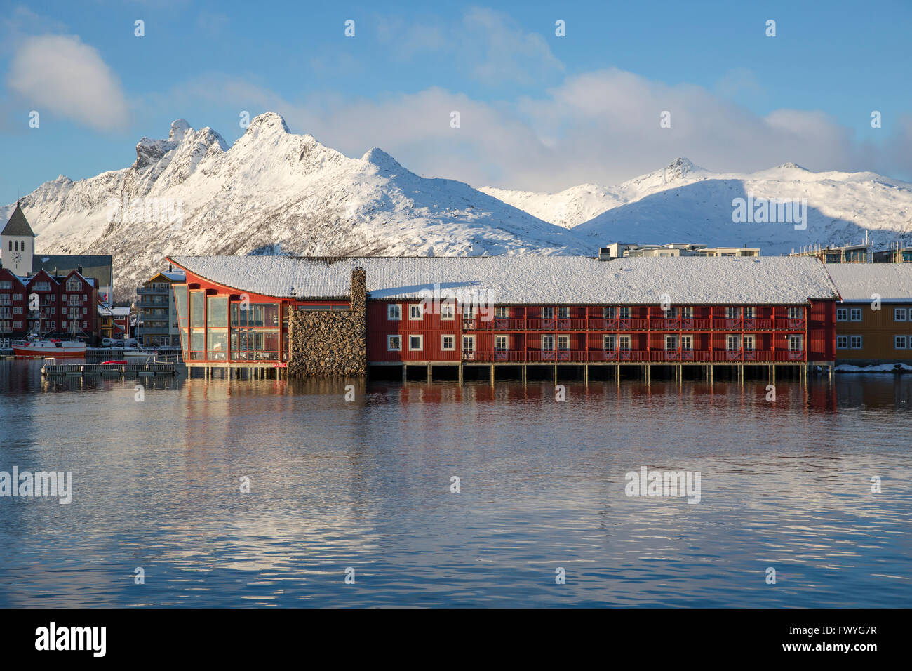 Hotel Scandic Svolvaer di fronte montagne coperte di neve, Svolvaer, Austvågøy, Lofoten, Nordland, Norvegia Foto Stock