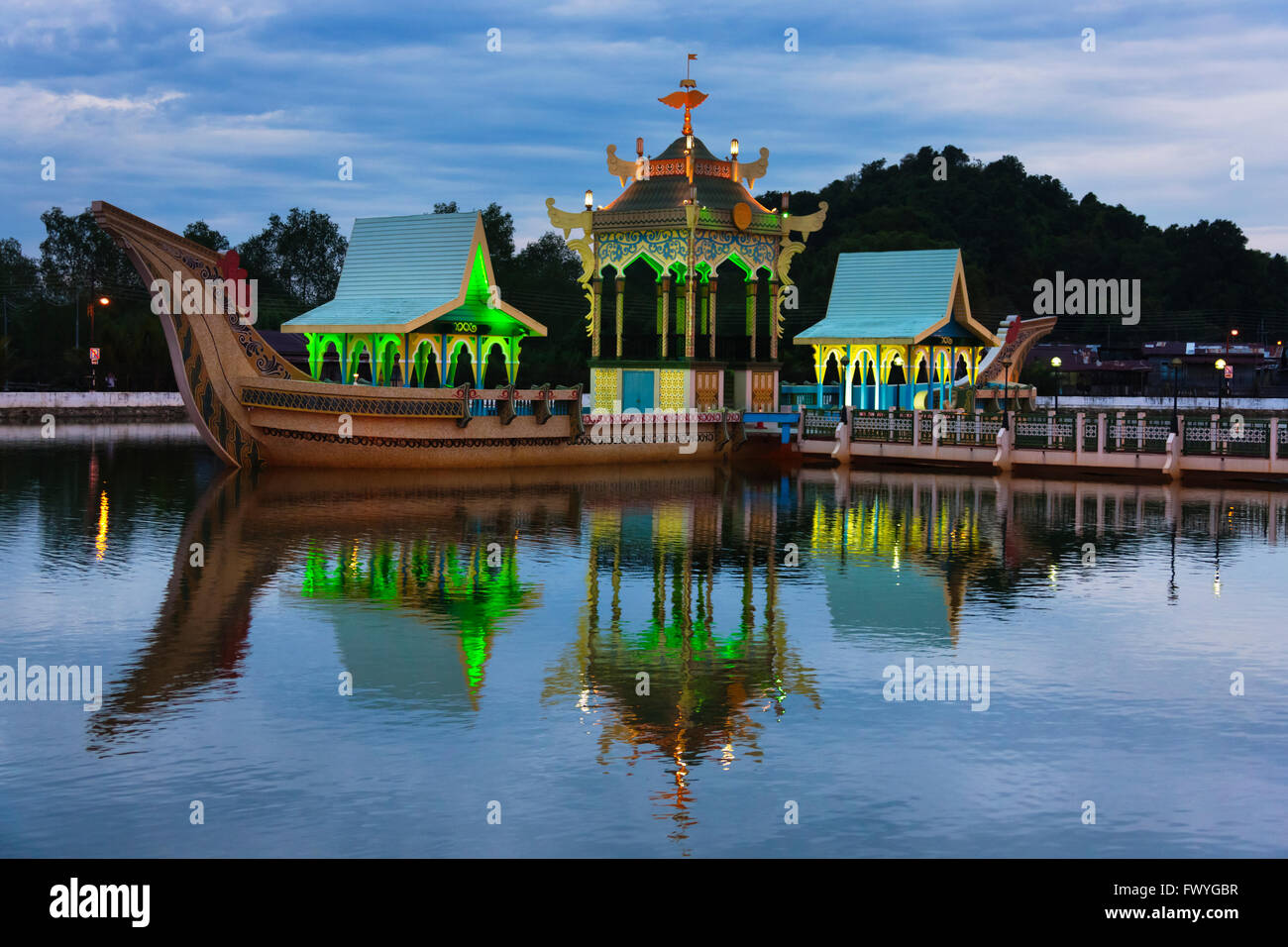 Il Cerimoniale di nave accanto al sultano Omar Ali Saifuddin Moschea, Bandar Seri Begawan, Brunei Foto Stock