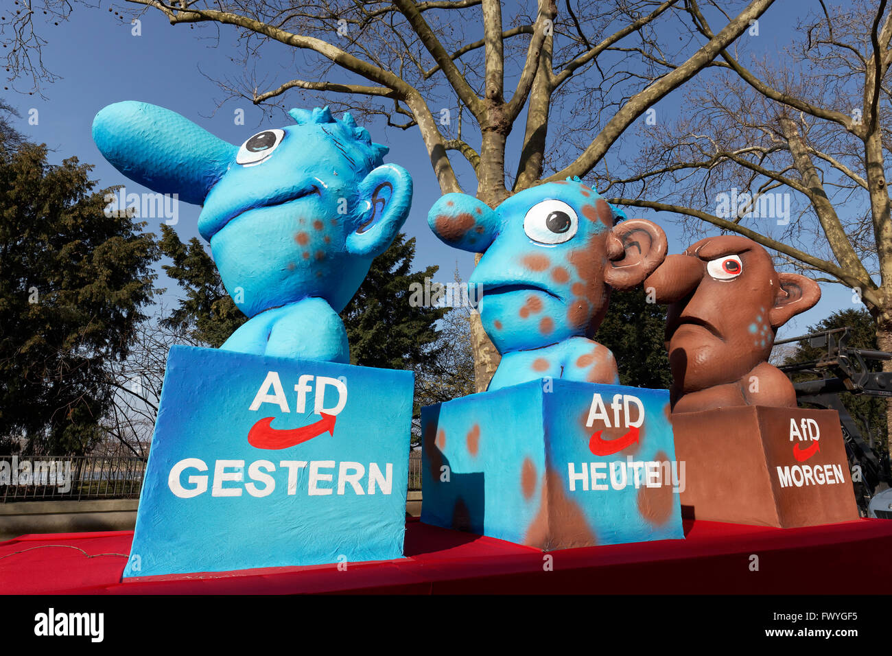 Le figure che rappresentano la AfD ieri, oggi, domani caricatura politica di Jacques Tilly, float, lunedì di Rose Parade Foto Stock