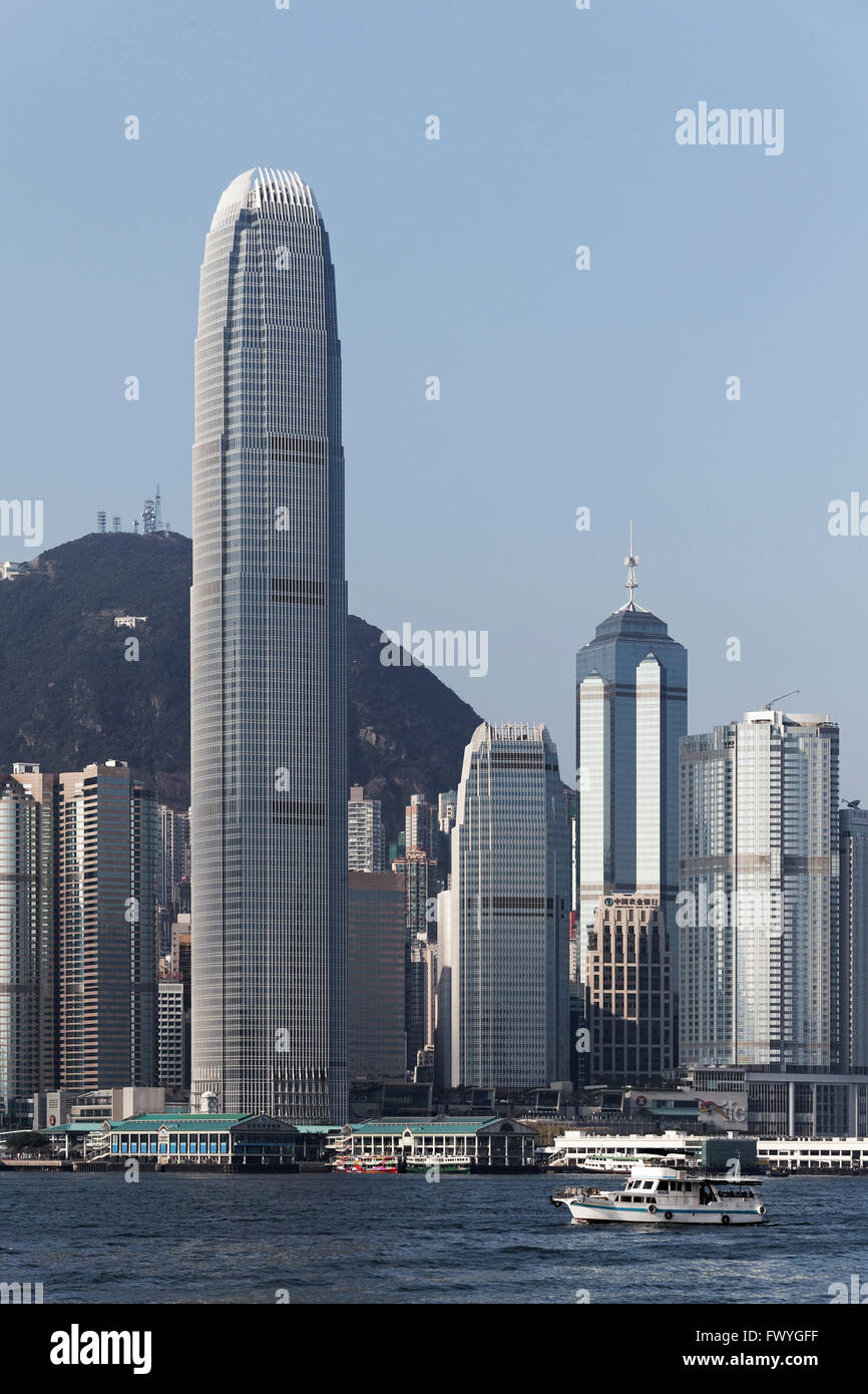 Skyline di Hong Kong Island, con due grattacielo Centro Finanziario Internazionale, il distretto centrale, Hong Kong, Cina Foto Stock