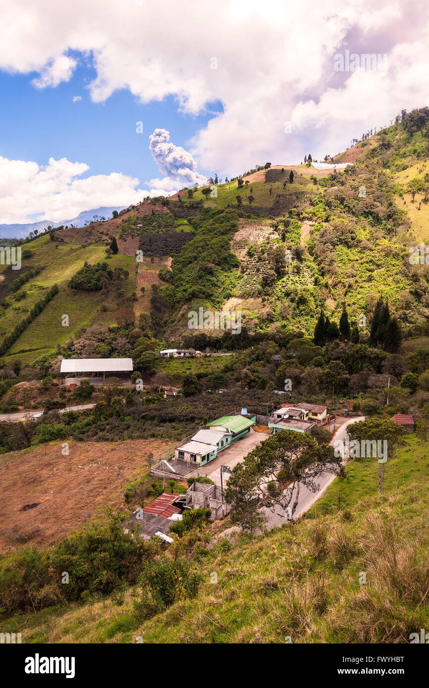 La cenere ed il gas si sta diffondendo in Ecuador vulcano Tungurahua, Sud America Foto Stock