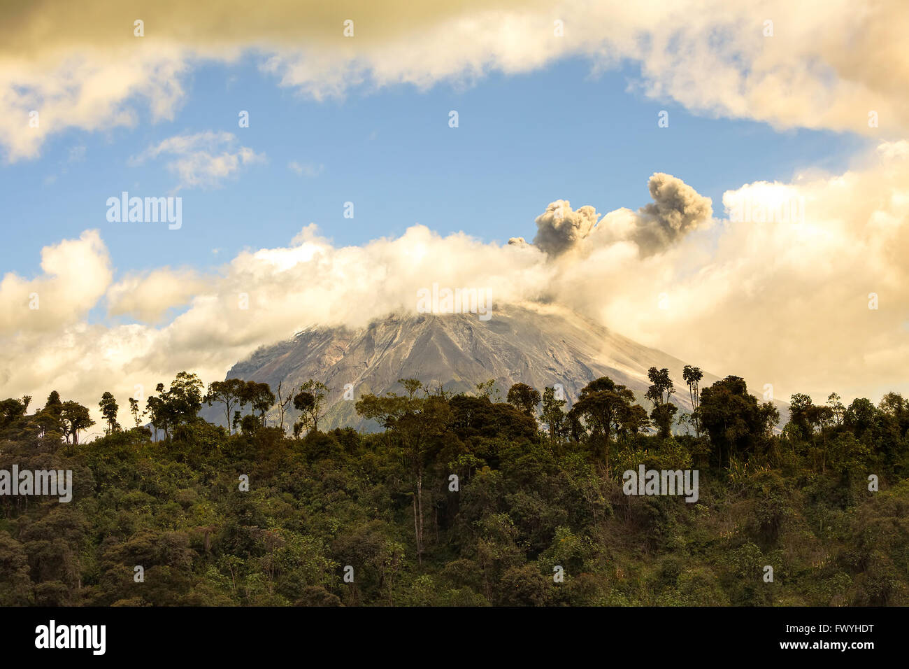 Ecuador vulcano Tungurahua produca irrequieta pennacchi di cenere e gas molto al di sopra del suo cratere, Sud America Foto Stock