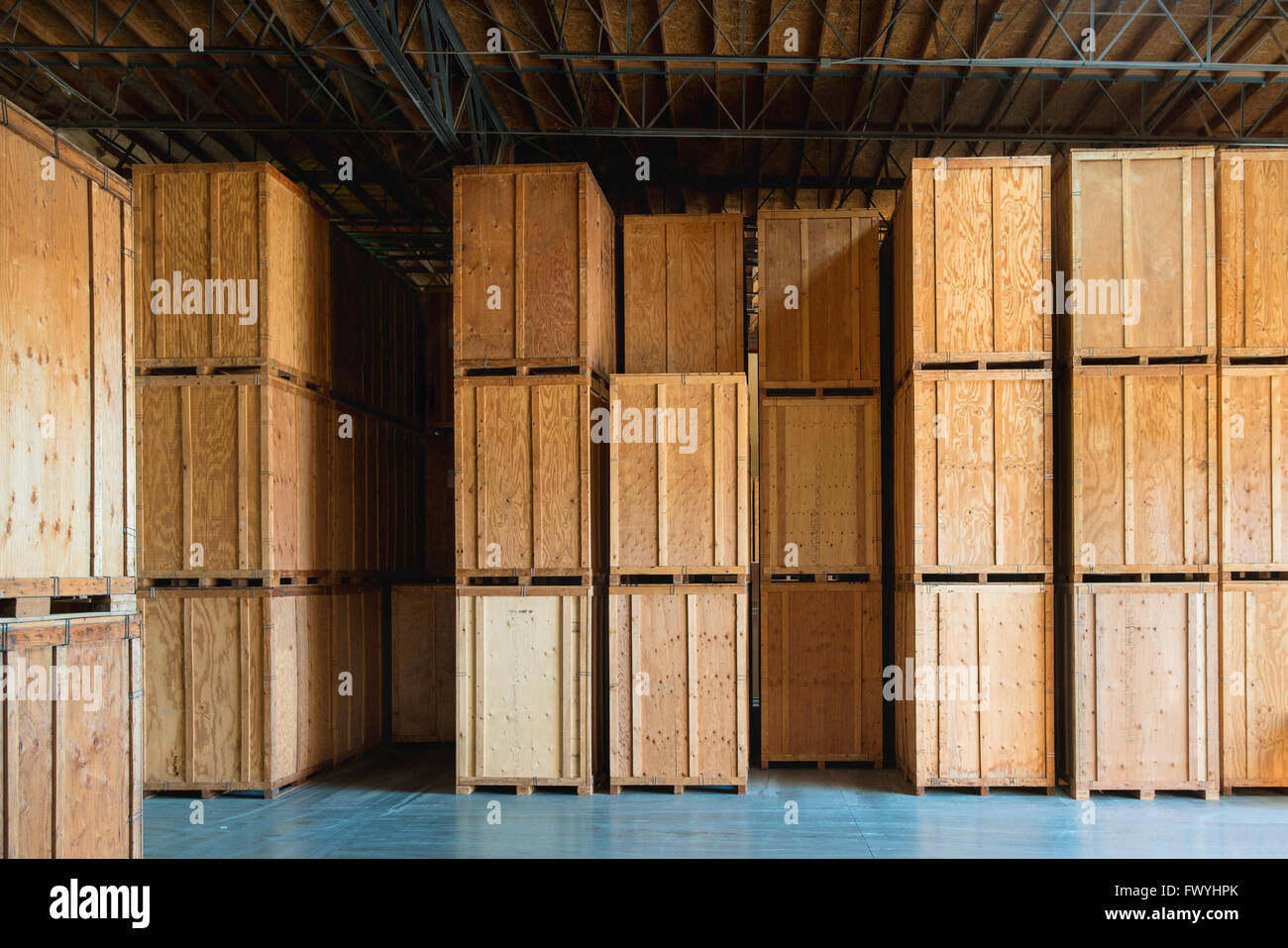 Pulire il magazzino con le casse personalizzati - soluzioni di storage con le gabbie di legno interno. Logistica e Distribuzione Foto Stock