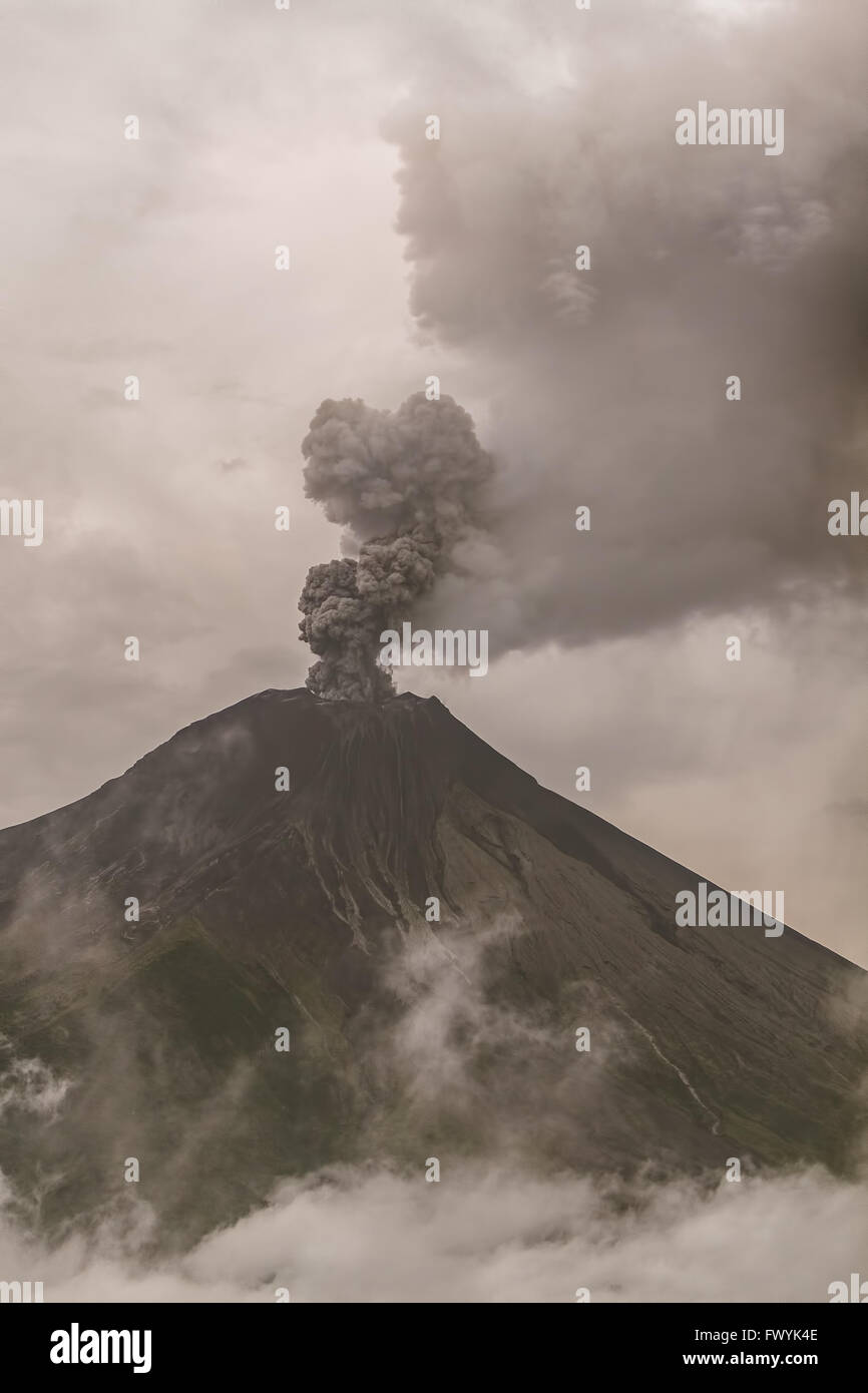 Vista del vulcano Tungurahua Forte esplosione al tramonto, febbraio 2016, Sud America Foto Stock